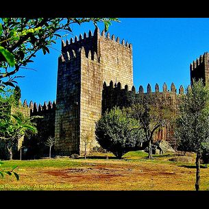 Portugal - Guimarães o Berço da Nação - O castelo de Guimarães construído com arte, sabedoria e magnificência é sem sombra de dúvida o símbolo da nacionalidade portuguesa… Guimarães a Capital Europeia da cultura 2012