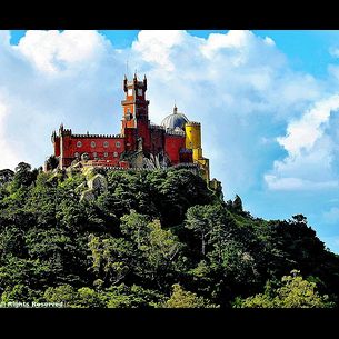 Portugal – Sintra - O impressionante e surrealista Palácio da Pena em Sintra, foi uma das principais residências da família Real Portuguesa durante o século XIX, e é um dos melhores exemplos do estilo romântico em todo o País.